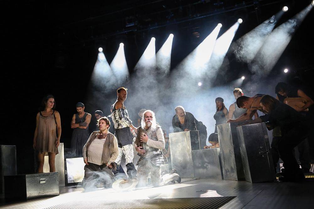 Patricia Nessy (Aldonza), Boris Pfeifer (Sancho), Christian Dolezal (Dr. Carrasco), Robert Meyer (Don Quixote), Ensemble der Volksoper Wien