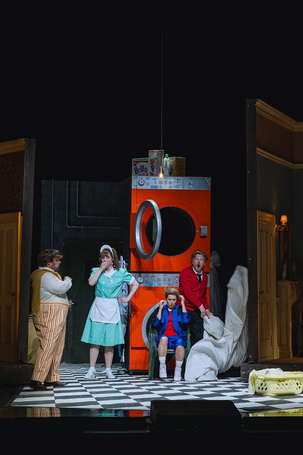 Timothy Fallon (Basilio/Don Curzio), Lauren Urquhart (Susanna), Annelie Sophie Müller (Cherubino), Daniel Schmutzhard (Il conte d´Almaviva)