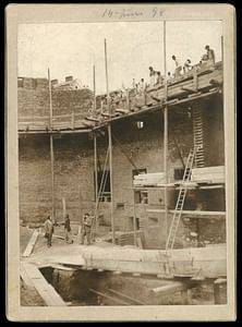 Die Baustelle des Kaiserjubiläums-Stadttheaters am 14. Juni 1898 © Bezirksmuseum Währing