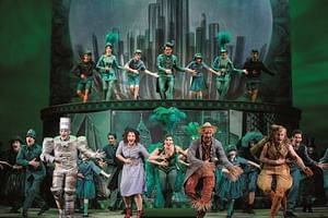Oliver Liebl (Hickory/Der Blechmann), Franziska Kemna (Dorothy), Peter Lesiak (Hunk/Die Vogelscheuche), Martin Bermoser (Zeke/Der Löwe), Ensemble © Barbara Pálffy/Volksoper Wien, zum einmaligen Abdruck freigegeben.