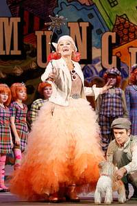 Regula Rosin (Tante Em/Glinda, die gute Hexe des Nordens), Daniel Jeroma (Toto), Kinderchor der Volksoper Wien © Barbara Pálffy/Volksoper Wien, zum einmaligen Abdruck freigegeben.