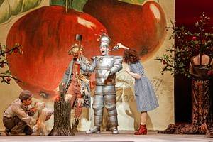 Daniel Jeroma (Toto), Peter Lesiak (Hunk/Die Vogelscheuche), Oliver Liebl (Hickory/Der Blechmann), Franziska Kemna (Dorothy) © Barbara Pálffy/Volksoper Wien, zum einmaligen Abdruck freigegeben.