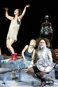 Patricia Nessy (Aldonza), Martina Dorak (Antonia), Robert Meyer (Don Quixote), Christian Dolezal (Dr. Carrasco/Duke) © Barbara Pálffy/Volksoper Wien, zum einmaligen Abdruck freigegeben.