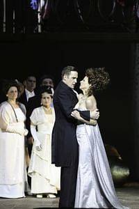 Carsten Süss (Mister X), Astrid Kessler (Fürstin Fedora Palinska), Chor © Barbara Pálffy/Volksoper Wien, zum einmaligen Abdruck freigegeben.
