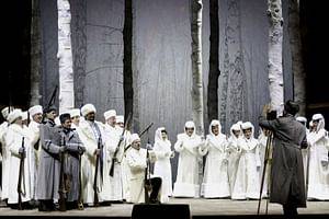 Georg Wacks (Baron Peter Brusowsky), Nicolaus Hagg (Graf Saskusin), Kurt Schreibmayer (Prinz Sergius Wladimir), Chor, Komparserie © Barbara Pálffy/Volksoper Wien, zum einmaligen Abdruck freigegeben.