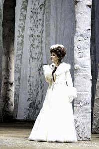 Astrid Kessler (Fürstin Fedora Palinska) © Barbara Pálffy/Volksoper Wien, zum einmaligen Abdruck freigegeben.