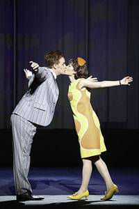 Peter Lesiak (J. Pierrepont Finch), Lisa Antoni (Rosemary) © Barbara Pálffy/Volksoper Wien, zum einmaligen Abdruck freigegeben