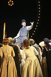 Daniel Schmutzhard (Billy Bigelow), Ensemble © Barbara Pálffy / Volksoper Wien