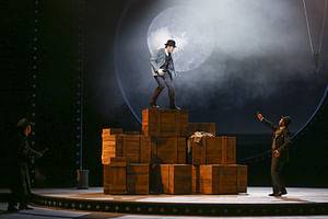 Maximilan Klakow (Polizist), Daniel Schmutzhard (Billy Bigelow), Nicolaus Hagg (David Bascombe) © Barbara Pálffy / Volksoper Wien
