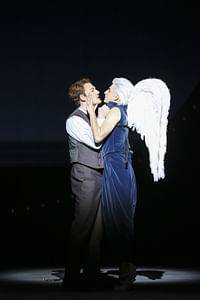 Daniel Schmutzhard (Billy Bigelow), Oliver Liebl (Himmlischer Freund) © Barbara Pálffy / Volksoper Wien