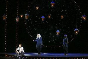 Daniel Schmutzhard (Billy Bigelow), Robert Meyer (Sternwart/Dr. Seldon), Oliver Liebl (Himmlischer Freund) © Barbara Pálffy / Volksoper Wien