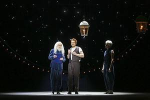 Robert Meyer (Sternwart/Dr. Seldon), Daniel Schmutzhard (Billy Bigelow), Oliver Liebl (Himmlischer Freund) © Barbara Pálffy / Volksoper Wien