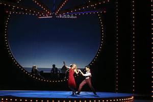Robert Meyer (Sternwart/Dr. Seldon), Daniel Schmutzhard (Billy Bigelow), Oliver Liebl (Himmlischer Freund), Mila Schmidt (Louise Bigelow), Alexander Kaden (Wiener Staatsballett) © Barbara Pálffy / Volksoper Wien