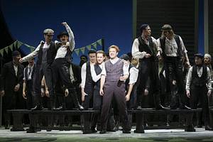Daniel Schmutzhard (Billy Bigelow), Christian Graf (Jigger Craigin) © Barbara Pálffy / Volksoper Wien