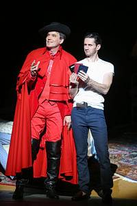 Günter Haumer (Der Fremde), Christian Graf (Luigi) © Barbara Pálffy/Volksoper Wien