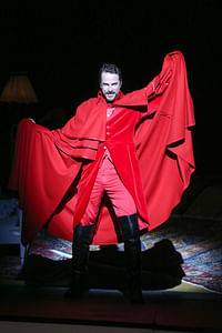 Sebastian Geyer (Der Fremde) © Barbara Pálffy/Volksoper Wien