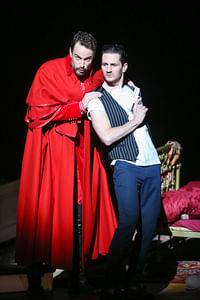 Sebastian Geyer (Der Fremde), Christian Graf (Luigi) © Barbara Pálffy/Volksoper Wien