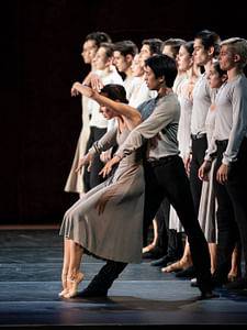 Nina Poláková, Masayu Kimoto, Ensemble in Symphony of Psalms © Wiener Staatsballett/Ashley Taylor