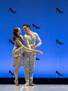 Mila Schmidt (Cendrillon), Andrés Garcia-Torres (Prinz) © Wiener Staatsballett/Ashley Taylor