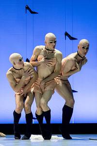 Keisuke Nejime (Anastasie), Samuel Colombet (Javotte), László Benedek (Stiefmutter) © Wiener Staatsballett/Ashley Taylor, zum einmaligen Abdruck freigegeben