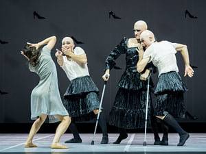 Mila Schmidt (Cendrillon), Keisuke Nejime (Anastasie), László Benedek (Stiefmutter), Samuel Colombet (Javotte) © Wiener Staatsballett/Ashley Taylor, zum einmaligen Abdruck freigegeben
