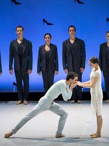 Mila Schmidt (Cendrillon), Andrés Garcia-Torres (Prinz) & Ensemble © Wiener Staatsballett/Ashley Taylor, zum einmaligen Abdruck freigegeben