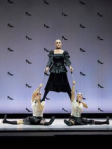 Samuel Colombet (Javotte), László Benedek (Stiefmutter), Keisuke Nejime (Anastasie) © Wiener Staatsballett/Ashley Taylor, zum einmaligen Abdruck freigegeben
