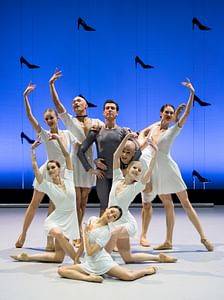 Keisuke Nejime (Anastasie), Gleb Shilov (Tanzmeister), Samuel Colombet (Javotte) & Ensemble © Wiener Staatsballett/Ashley Taylor, zum einmaligen Abdruck freigegeben