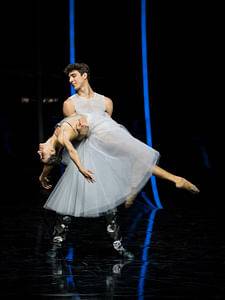 Ioanna Avraam (Juliette), Francesco Costa (Roméo) © Wiener Staatsballett/Ashley Taylor, zum einmaligen Abdruck freigegeben.
