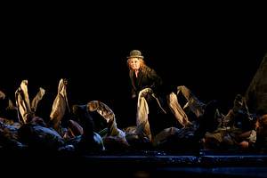 Patricia Nessy (Bettlerin), Chor © Barbara Pálffy/Volksoper Wien