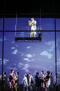 Mathias Schlung (J. Pierrepont Finch), Chor, Wiener Staatsballett © Barbara Pálffy/Volksoper Wien, zum einmaligen Abdruck freigegeben