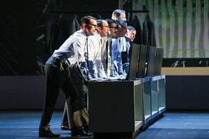Jeffrey Treganza (Bratt), Nicolaus Hagg (Gatch/Toynbee), Maximilian Klakow (Jenkins), Chor © Barbara Pálffy/Volksoper Wien, zum einmaligen Abdruck freigegeben