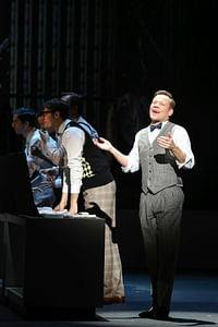 Mathias Schlung (J. Pierrepont Finch), Marco Di Sapia (Bud Frump), Chor © Barbara Pálffy/Volksoper Wien, zum einmaligen Abdruck freigegeben