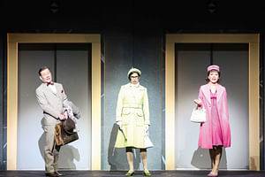 Mathias Schlung (J. Pierrepont Finch), Julia Koci (Smitty), Lisa Antoni (Rosemary) © Barbara Pálffy/Volksoper Wien, zum einmaligen Abdruck freigegeben