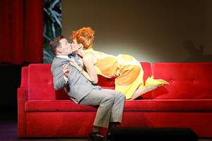 Mathias Schlung (J. Pierrepont Finch), Ines Hengl-Pirker (Hedy LaRue) © Barbara Pálffy/Volksoper Wien, zum einmaligen Abdruck freigegeben