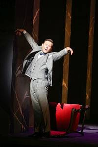 Mathias Schlung (J. Pierrepont Finch) © Barbara Pálffy/Volksoper Wien, zum einmaligen Abdruck freigegeben