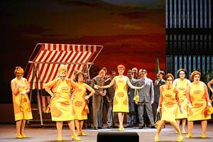 Sulie Girardi (Miss Krumholtz), Ines Hengl-Pirker (Hedy LaRue), Julia Koci (Smitty), Maximilian Klakow (Jenkins), Chor © Barbara Pálffy/Volksoper Wien, zum einmaligen Abdruck freigegeben