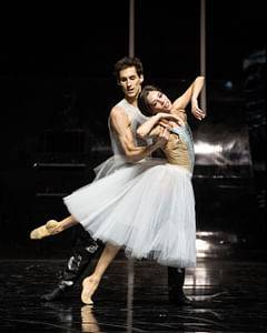 Maria Yakovleva (Juliette), Arne Vandervelde (Roméo) © Wiener Staatsballett/Ashley Taylor