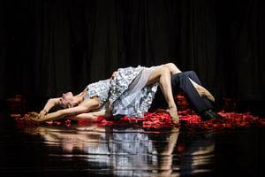 Maria Yakovleva (Juliette) & Masayu Kimoto (Roméo) © Wiener Staatsballett/Ashley Taylor, zum einmaligen Abdruck freigegeben.