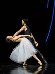Maria Yakovleva (Juliette) & Masayu Kimoto (Roméo) © Wiener Staatsballett/Ashley Taylor, zum einmaligen Abdruck freigegeben.