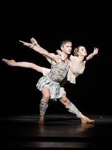 Natascha Mair (Hermia), Dumitru Taran (Demetrius) © Wiener Staatsballett/Ashley Taylor, zum einmaligen Abdruck freigegeben