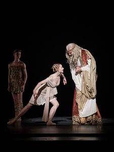 Scott McKenzie (Lysander), Natascha Mair (Hermia), Igor Milos (Egeus) © Wiener Staatsballett/Ashley Taylor, zum einmaligen Abdruck freigegeben