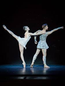Alice Firenze (Helena), Dumitru Taran (Demetrius) © Wiener Staatsballett/Ashley Taylor, zum einmaligen Abdruck freigegeben