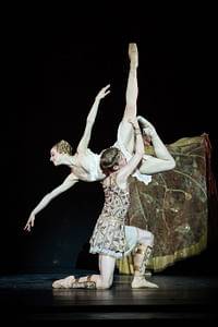 Natascha Mair (Hermia), Scott McKenzie (Lysander) © Wiener Staatsballett/Ashley Taylor, zum einmaligen Abdruck freigegeben