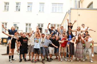 Gruppenfoto fröhlicher Kinder