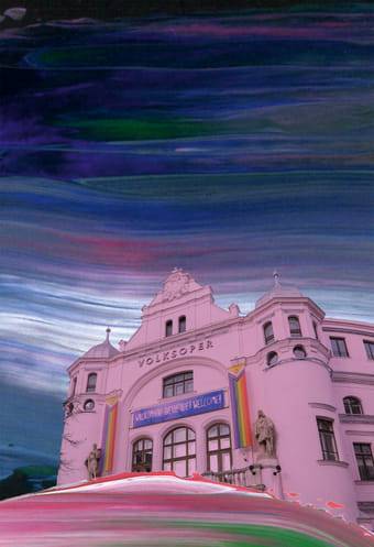 Ein bearbeitetes Foto der Volksoper Wien von außen vor einem gemalten, dunkelblauen Himmel.