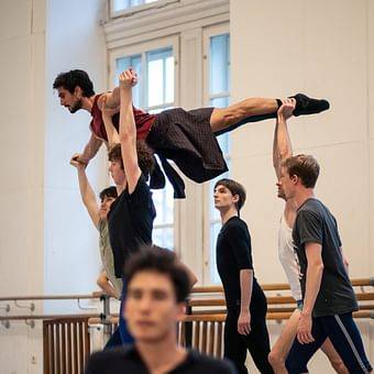 Mark Morris: Beaux. Daniel Vizcayo, Ensemble. Foto: Ashley Taylor