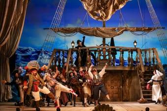 Katia Ledoux (Piratenkönig), Johanna Arrouas (Ruth), Ensemble