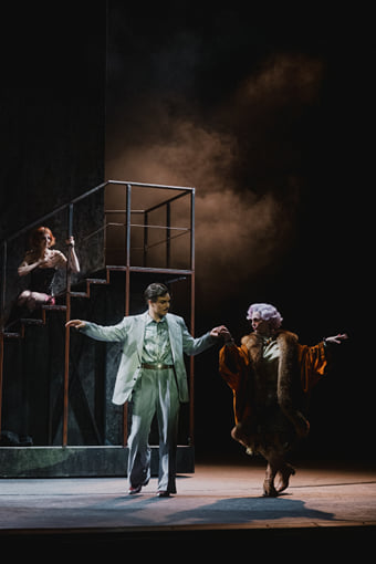 Bettina Mönch (Roxie Hart), Lionel von Lawrence (Billy Flynn), Ursula Pfitzner (Mary Sunshine)