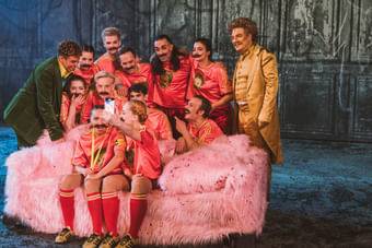 Der FC Wien der Volksoper aus dem Stück Aschebrödels Traum gratuliert dem Österreichischen National-Team zur WM Qualifikation!